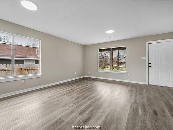 4th image of 1103 Phoenix St