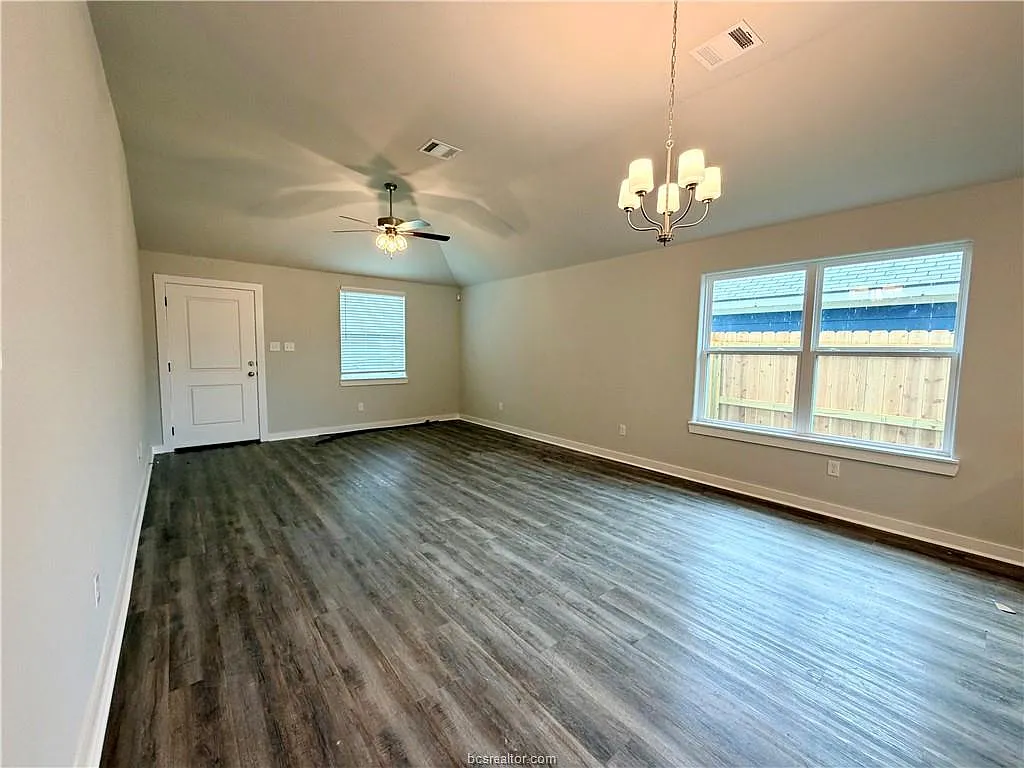 3 bed, 1235 sqft, $1,895 — Photo 2