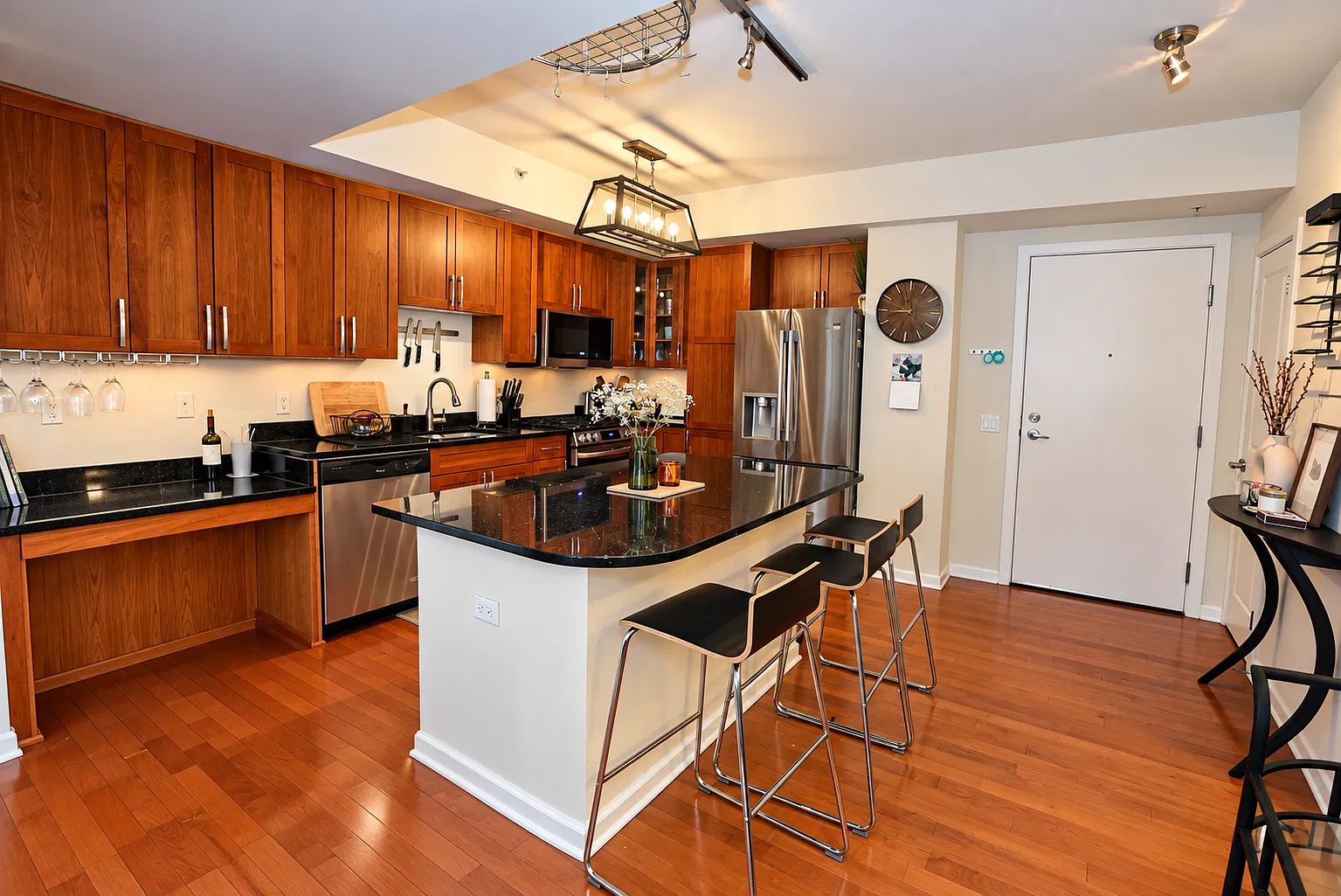 2 bed, 1046 sqft, $4,100 — Photo 3
