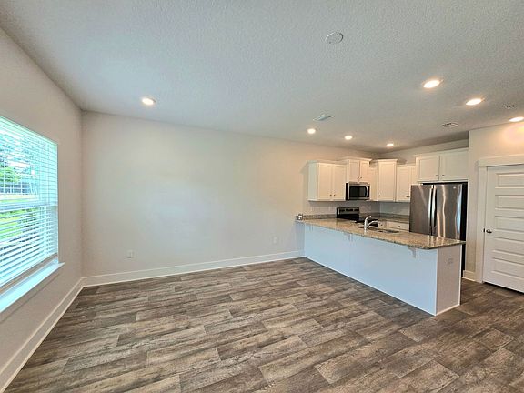 3rd image of 1526 Farragut Way