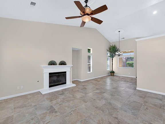 5th image of 794 Applegate Ave