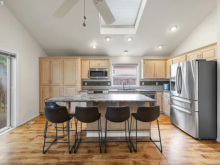 3 bed, 1824 sqft, $3,100 — Photo 2
