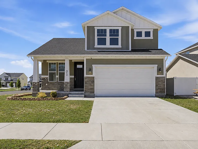 312 W Sapphire Dr — Photo 1