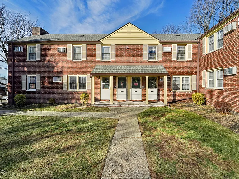 Riverview Gardens — Photo 11