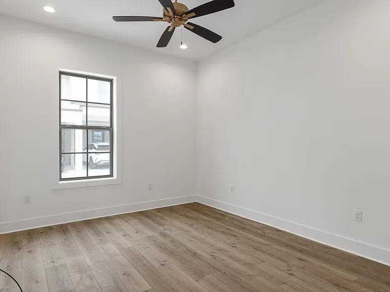 805 Broyles St #101 — Photo 8