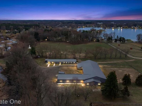 1050 Oxbow Lake Rd, White Lake, MI 48386