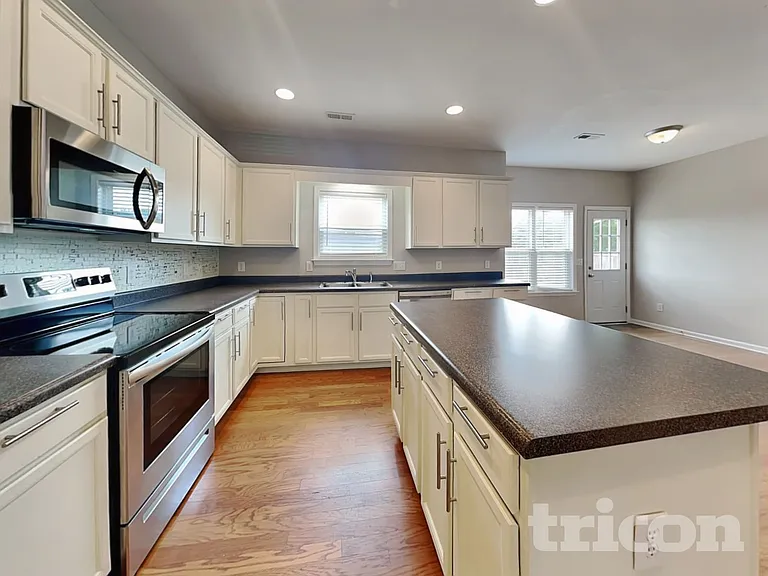 527 W Saddletree Dr — Photo 7