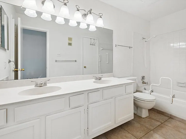 2425 Augusta Dr #7 — Photo 9