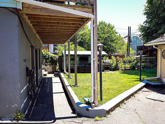 5th image of 549 Bennington St
