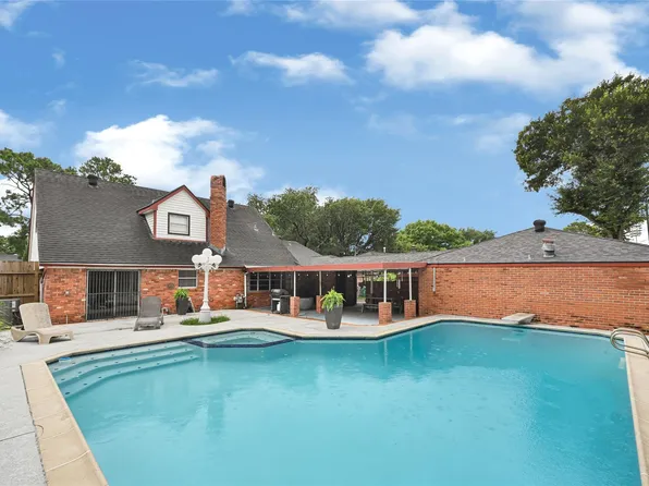 215 Coronation Dr, Houston, TX 77034
