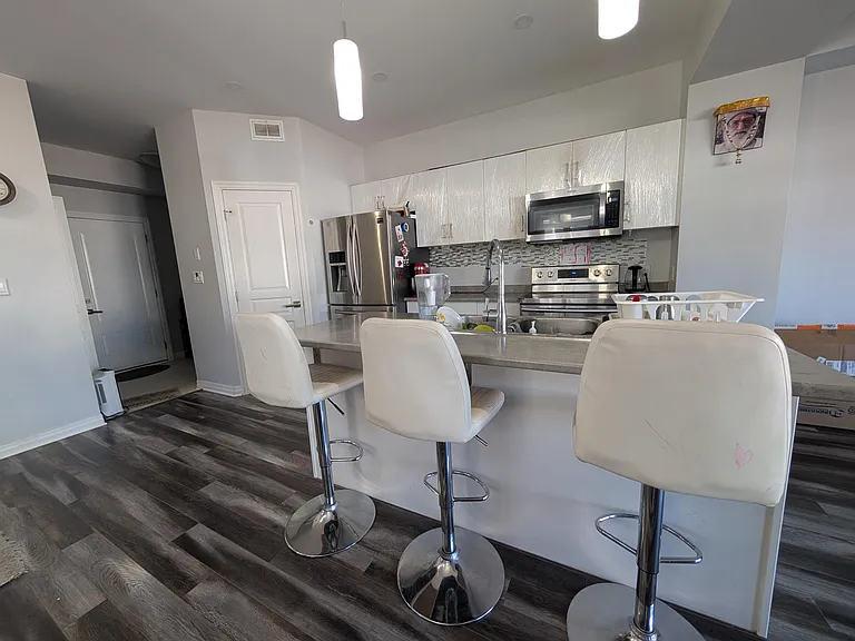 1226 Max Cres — Photo 3