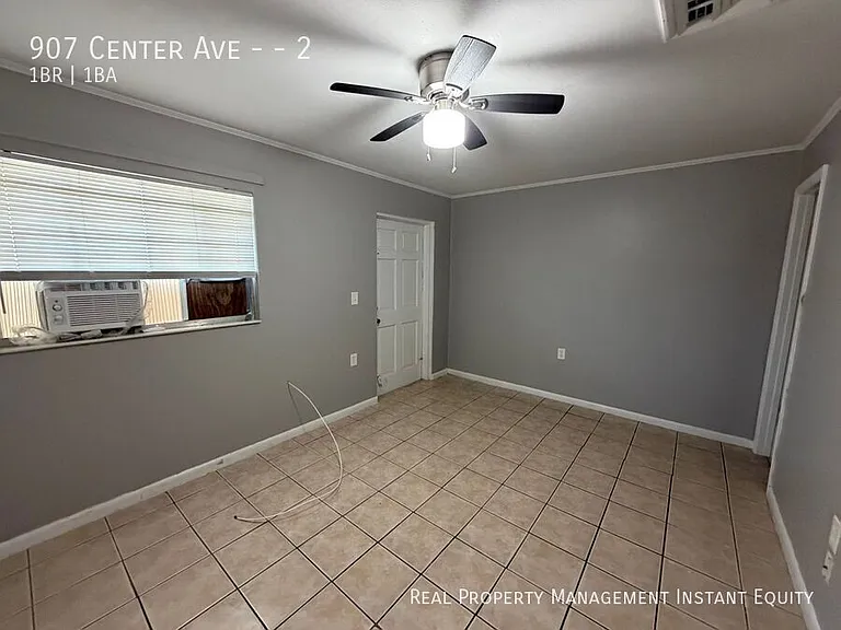 907 Center Ave #2 — Photo 3
