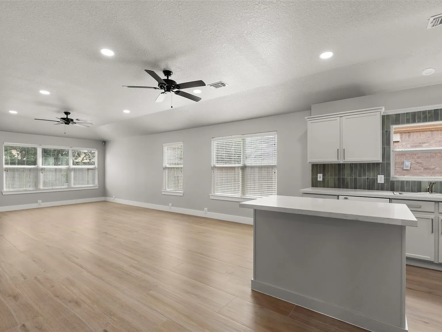 3 bed, 2.0 bath, 1490 sqft, $2,200 — Photo 3