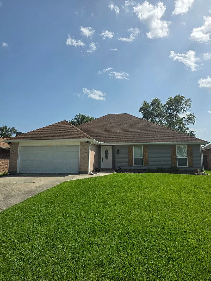 Water Front Living 3 Bedroom 2 Bath Open floor plan No Carpet — Photo 1