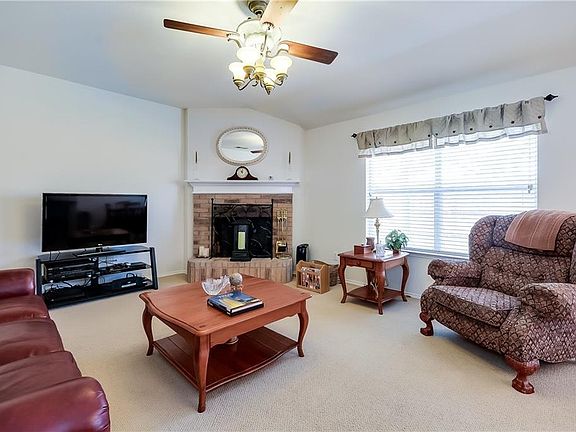 5th image of 2601 Douglas Dr