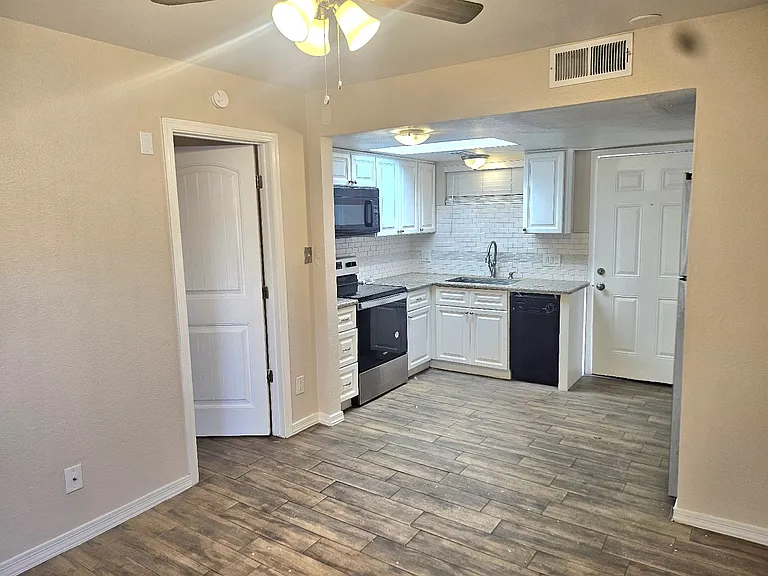 4313 N 19th Ave #204 — Photo 5