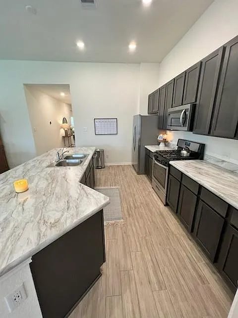 3 bed, 2.0 bath, 1951 sqft, $2,200 — Photo 4