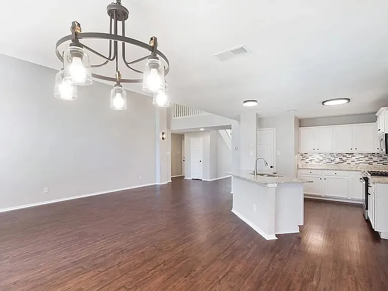 5 bed, 3959 sqft, $3,995 — Photo 3