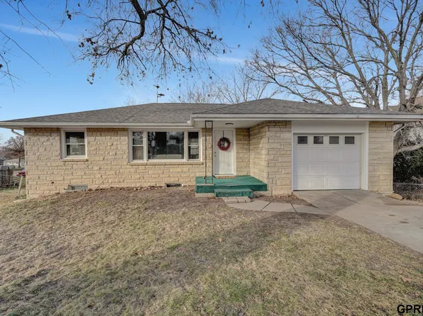 429 Walnut St, Hickman, NE 68372
