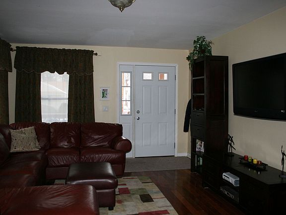 LIVING ROOM W/ HARDWOOD FLOORS