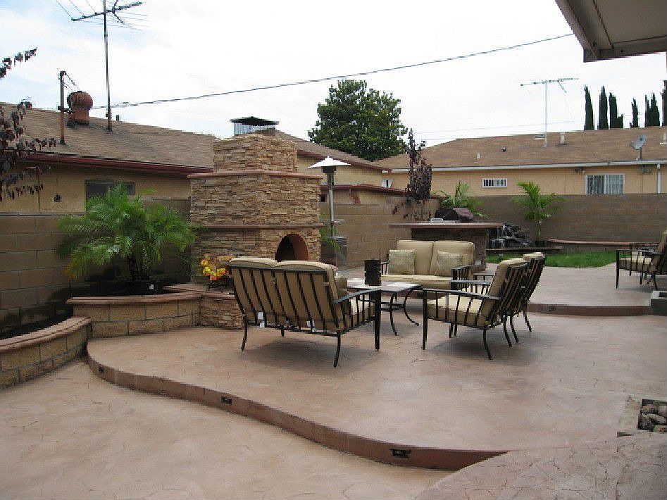 Backyard w/ Fireplace