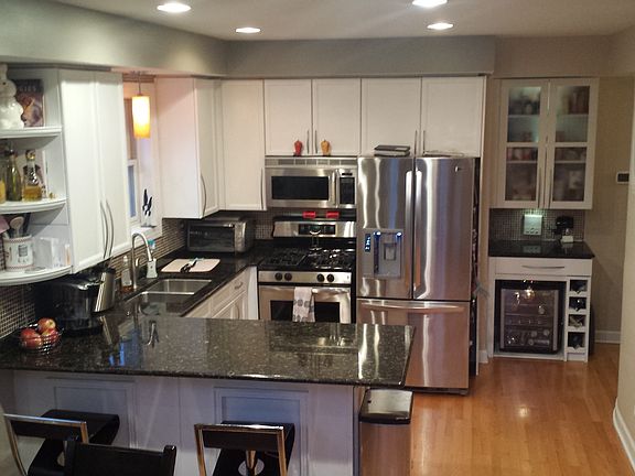 Kitchen with wet bar