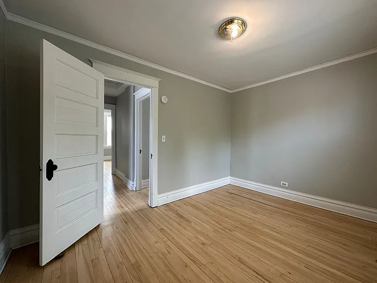 622 E 8th St — Photo 10