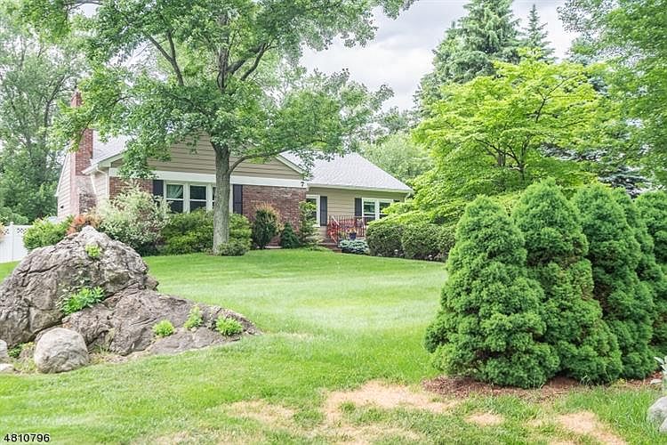 1st image of 7 Pine Cone Ln