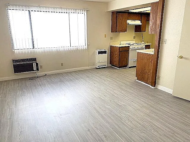 Studio, 600 sqft, $1,595 — Photo 2
