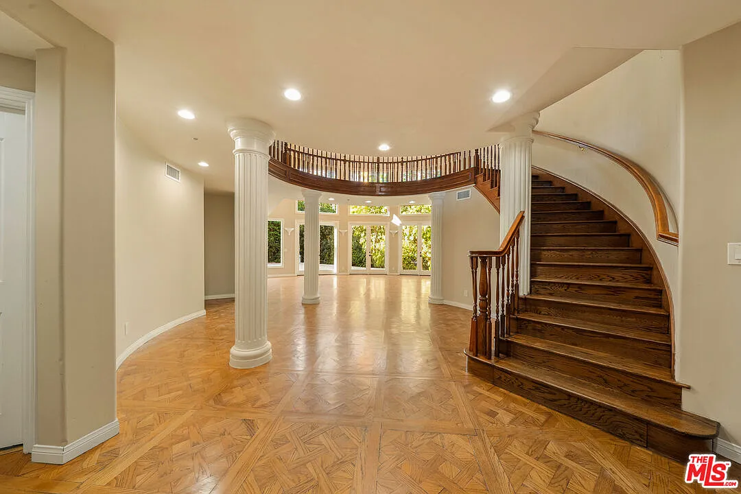 4 bed, 5.0 bath, 4600 sqft, $19,500 — Photo 4