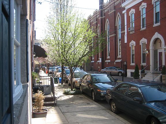 3rd image of 916 Catharine St