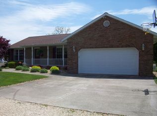 621 W Main St, Stewardson, IL 62463