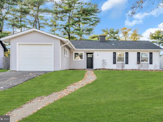 9 Snowflower Ln, Willingboro, NJ 08046