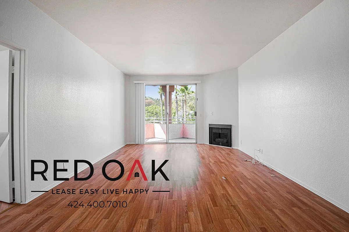Building Photo - 7370 Hawthorn Ave #202