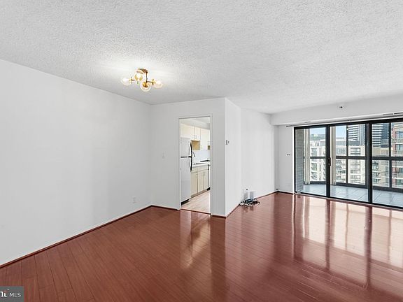 4th image of 1600 N Oak St APT 1604