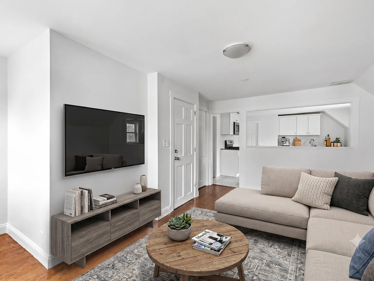 2 bed, 819 sqft, $2,600 — Photo 1