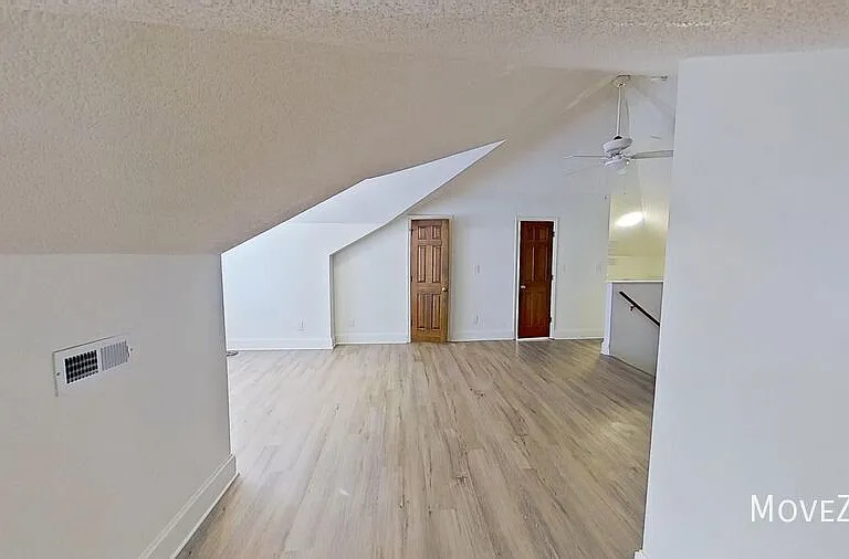 209 E Peace St #C — Photo 10