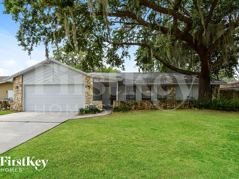 111 Slade Dr — Photo 1
