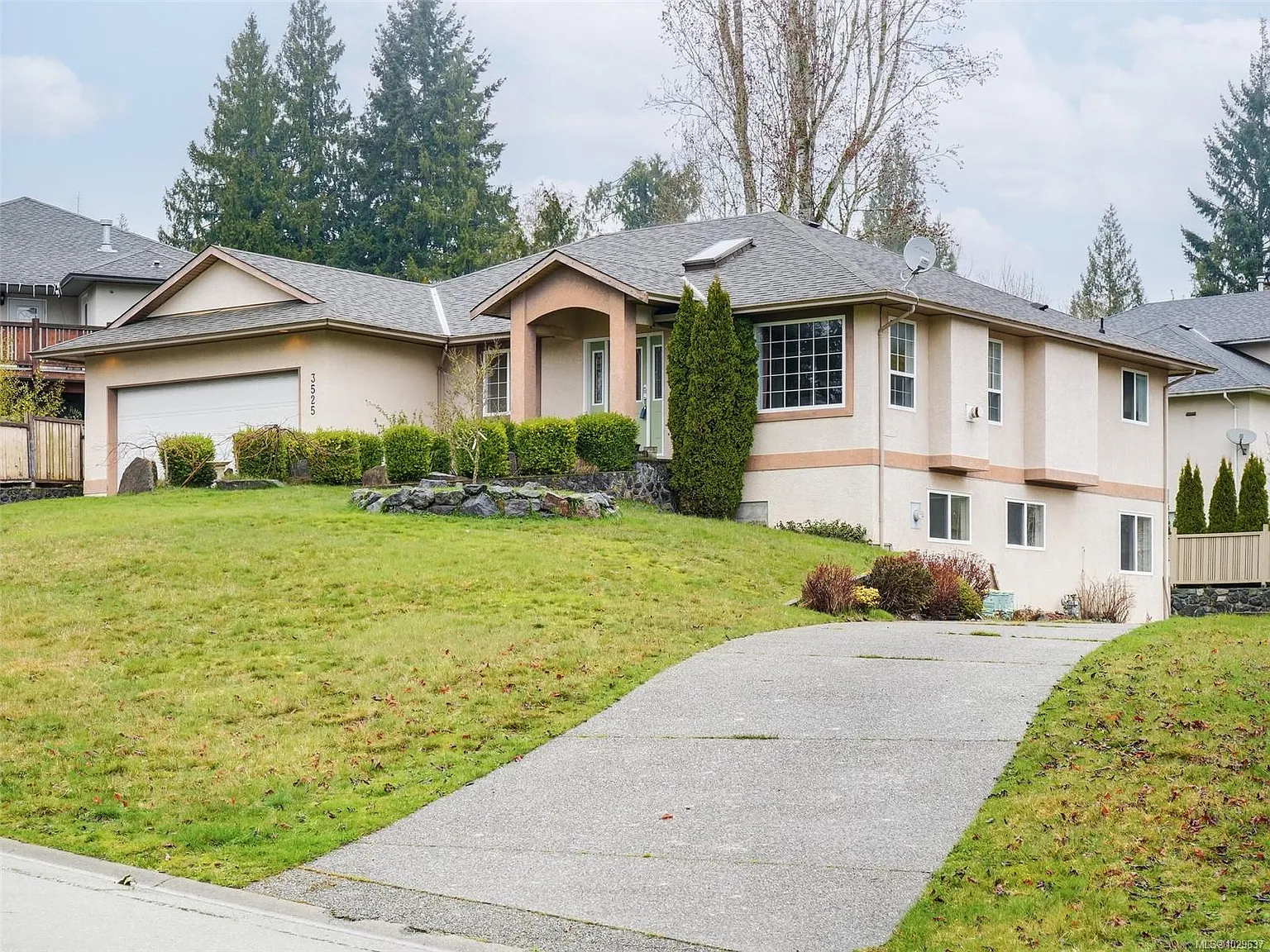 3525 Hidden Oaks Cres photo 1