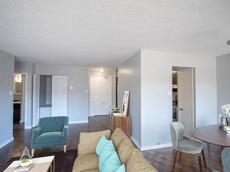 270 Roslyn Rd — Photo 10