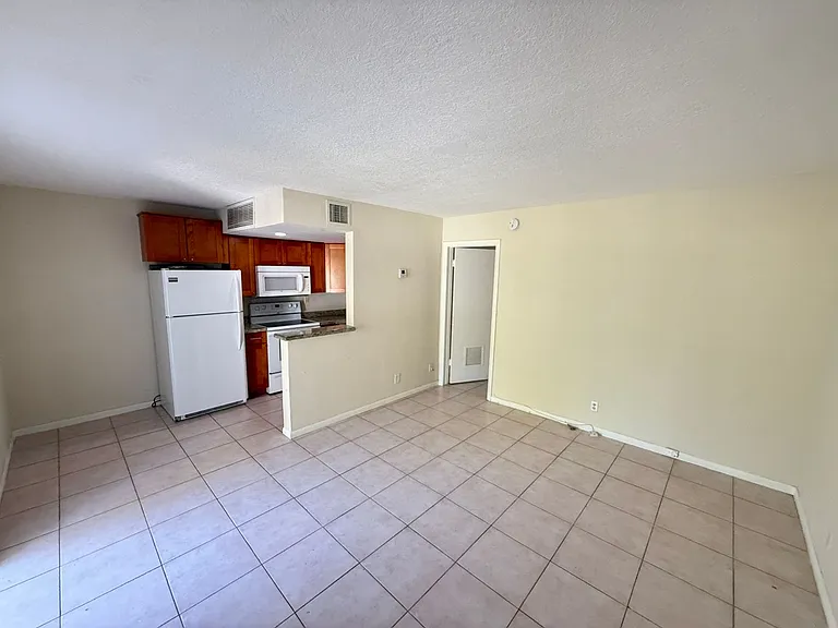 417 NE 17th Ave #10 — Photo 3