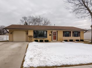 421 Courtland Ct, Schaumburg, IL 60193