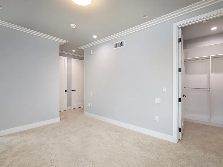 1350 Roxbury Dr — Photo 13