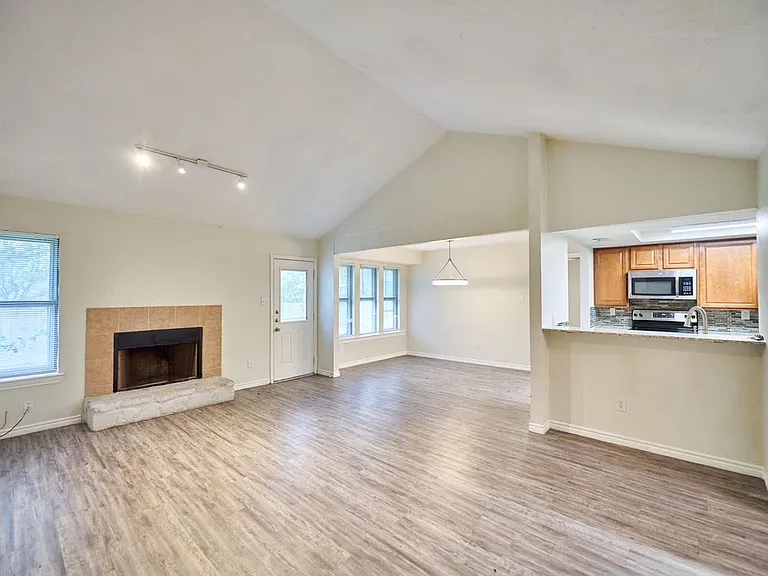 2510 Greenbriar Dr — Photo 3