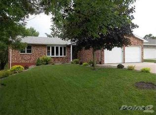 4936 Camelot Dr, Dubuque, IA 52002