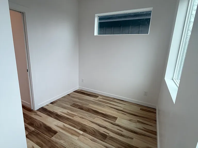 290 Monmouth Ave S — Photo 17