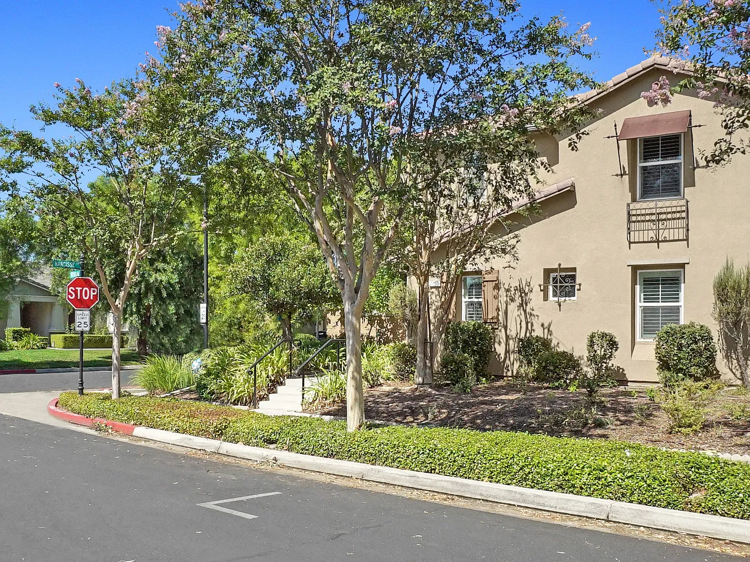 5 bed, 2325 sqft, $4,000 — Photo 1