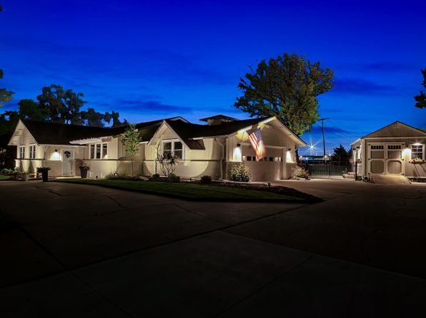 1208 Parkwood Ln, Newton, KS 67114