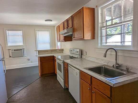 3rd image of 1053 James St