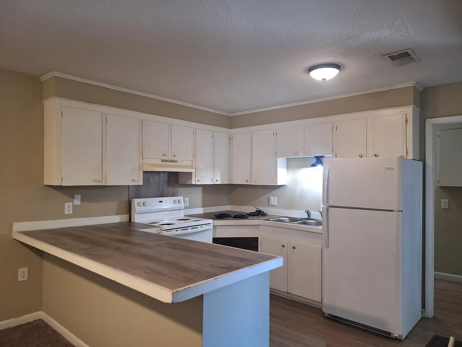 2 bed, 700 sqft, $800 — Photo 1